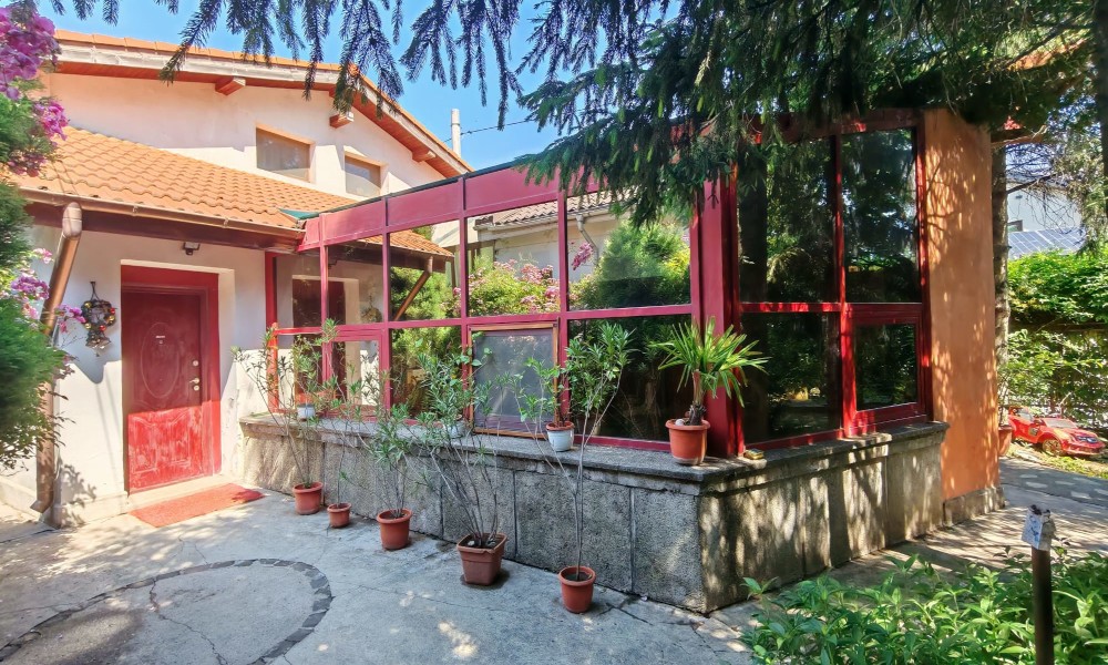 Vila cu sera si gradina, Arcasilor